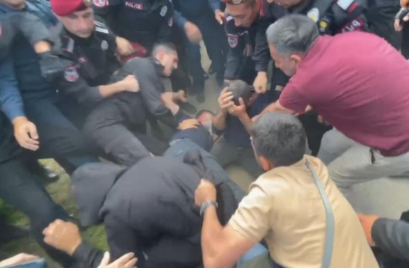 Полиция, применив грубую силу, задержала граждан возле въезда в Киранц (видео)